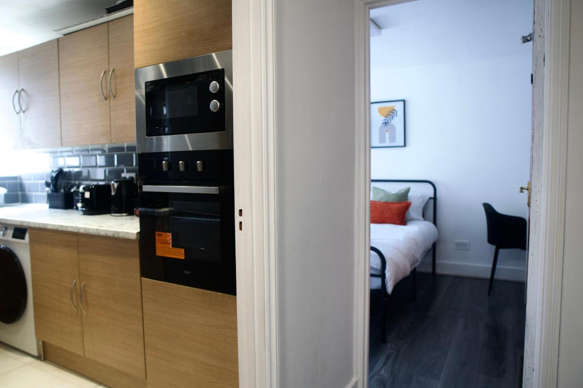 Modern 2 Bed Apartment, 8min To Stratford Station, Sleeps 6 *