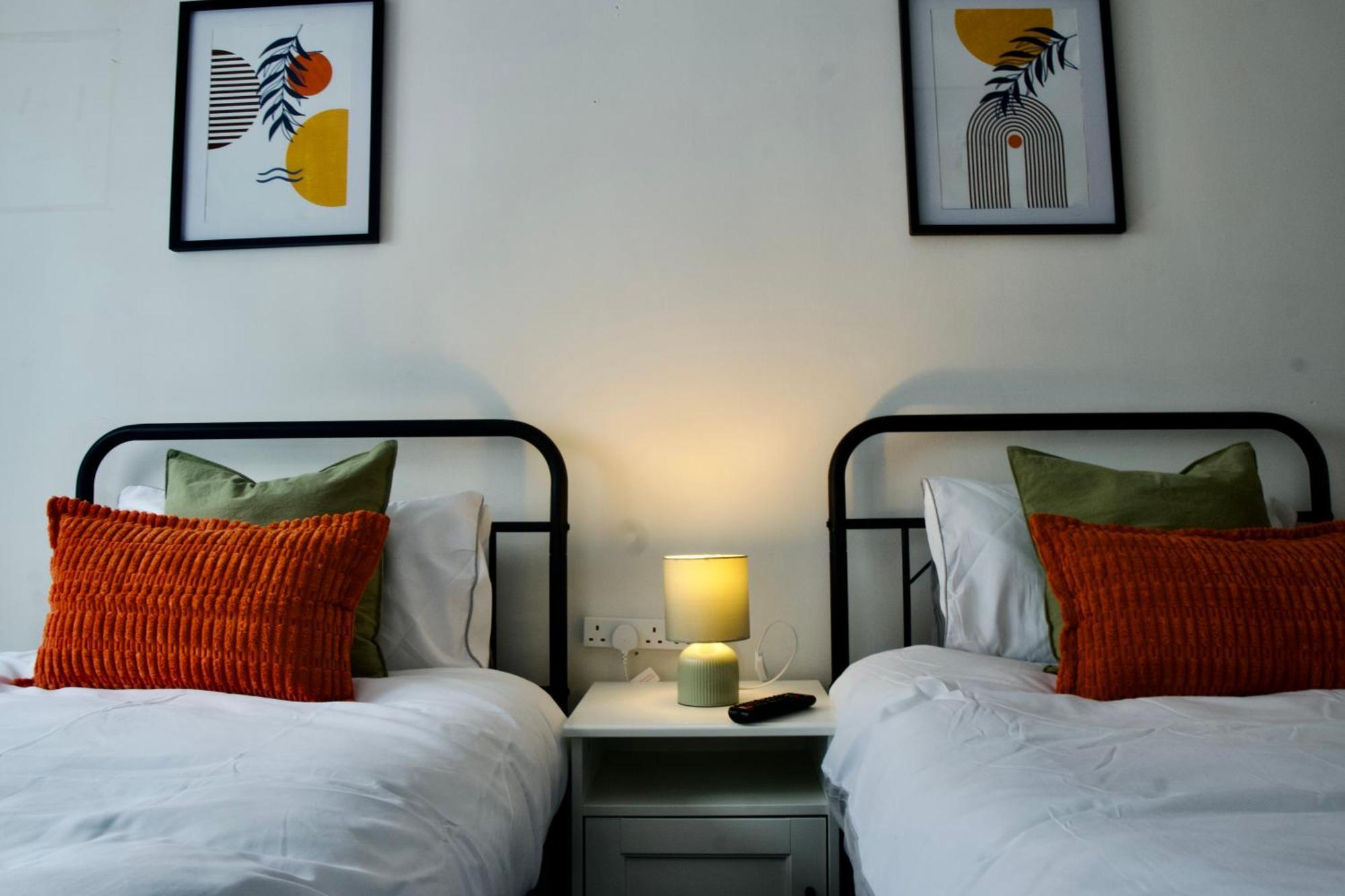 Modern 2 Bed Apartment, 8min To Stratford Station, Sleeps 6