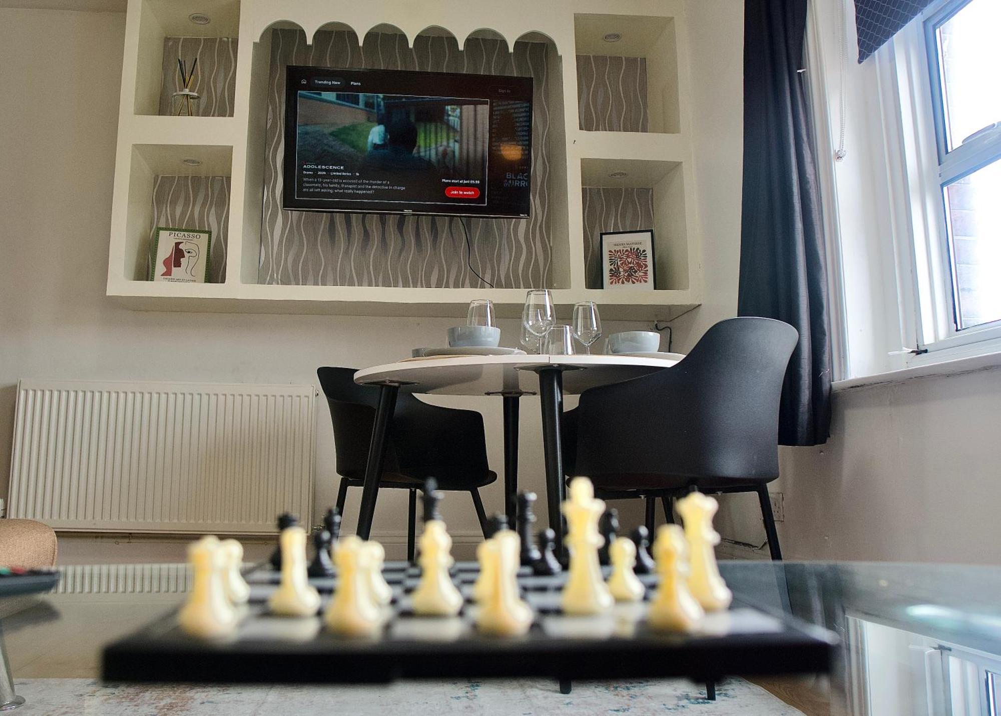 Modern 2 Bed Apartment, 8min To Stratford Station, Sleeps 6 London