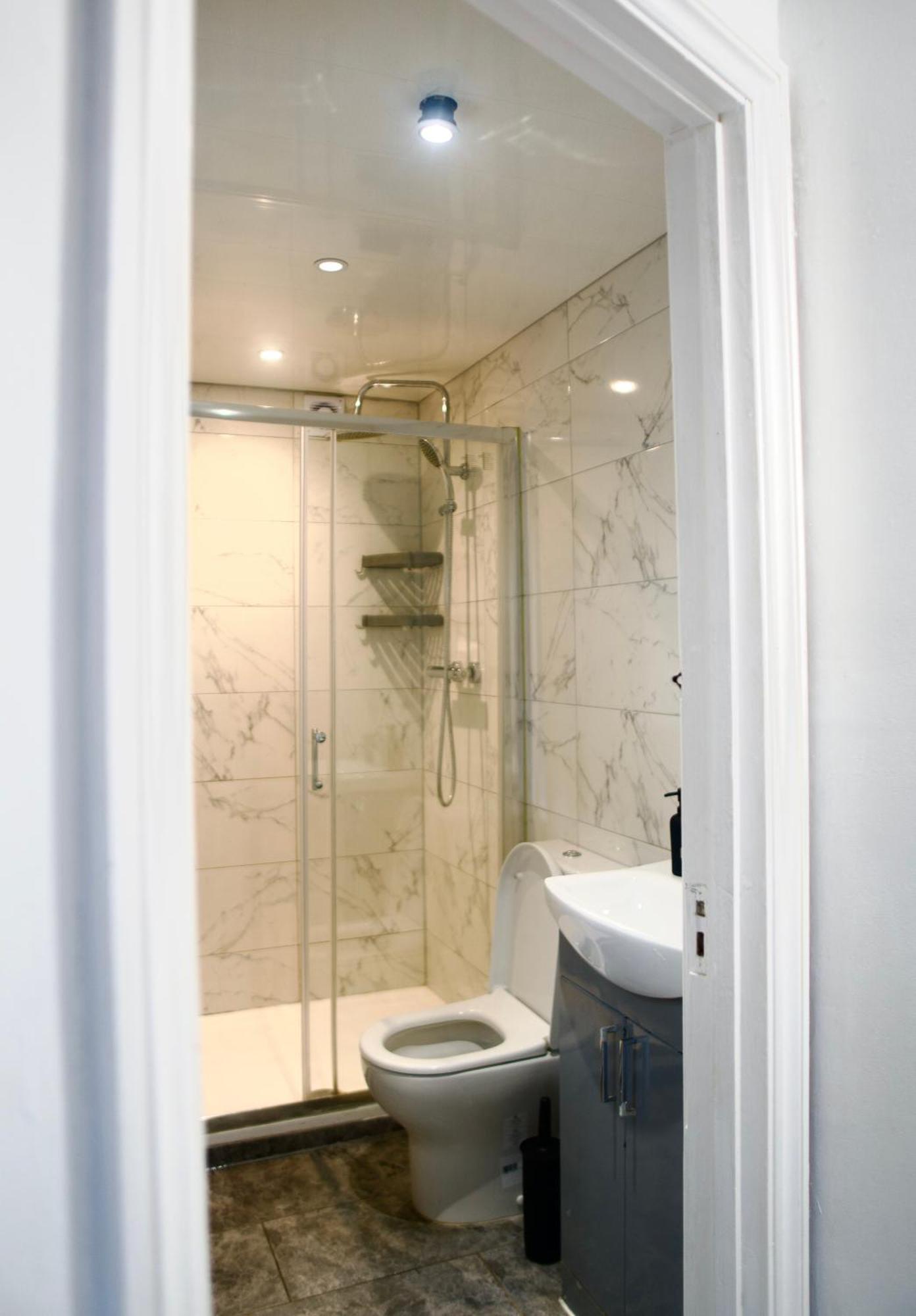 Modern 2 Bed Apartment, 8min To Stratford Station, Sleeps 6 *